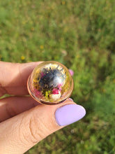 Lade das Bild in den Galerie-Viewer, Real flower beetle terrarium statement ring
