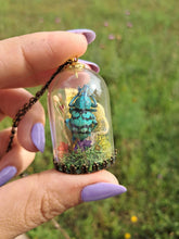 Cargar imagen en el visor de la galería, Real blue weevil terrarium statement necklace
