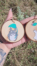 Cargar y reproducir el video en el visor de la galería, Hand painted wooden slice ornaments
