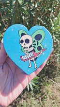 Laden und Abspielen von Videos im Galerie-Viewer, Hand painted heart shaped trinket box
