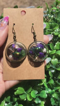 गैलरी व्यूवर में वीडियो लोड करें और चलाएं, Real Dogbane Beetle terrarium earrings
