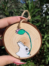 Cargar imagen en el visor de la galería, Hand painted wooden slice ornaments
