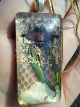 Cargar imagen en el visor de la galería, Real orb weaver spider and snake skin necklace
