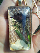 Cargar imagen en el visor de la galería, Real orb weaver spider and snake skin necklace
